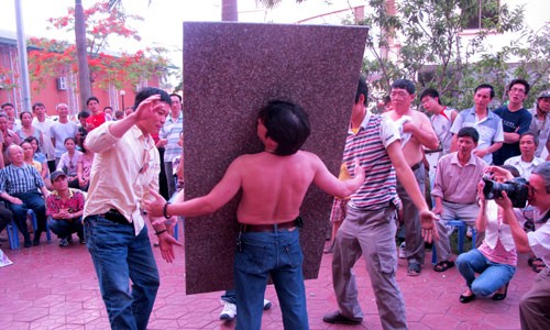 Trong khi chờ đợi than được đốt, thì cảm xạ viên Tạ Quang Thanh đã biểu diễn màn dùng cơ thể hút phiến đá nặng 65kg.